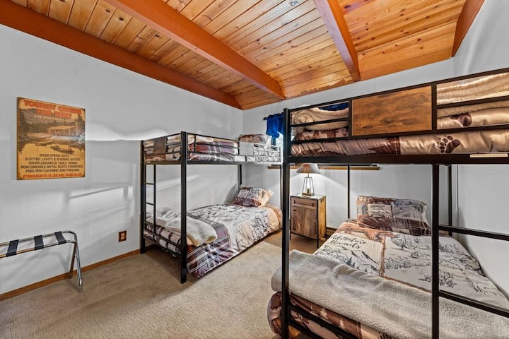 חדר קומתיים בקומה הראשונה עם שתי מיטות קומתיים נפרדות מתאים ל -4 אנשים, ארון לאחסון וטלוויזיית HD