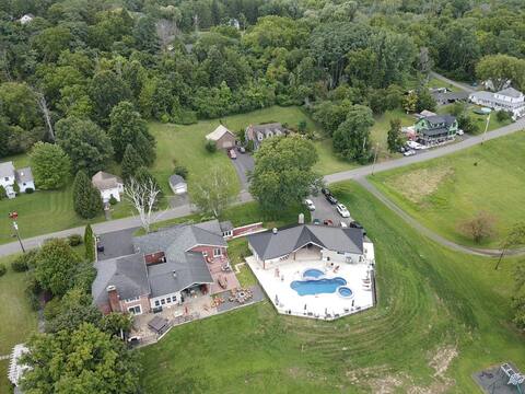 Sleeps 27/Pickleball Court/Pool/Batting Cage/Beach