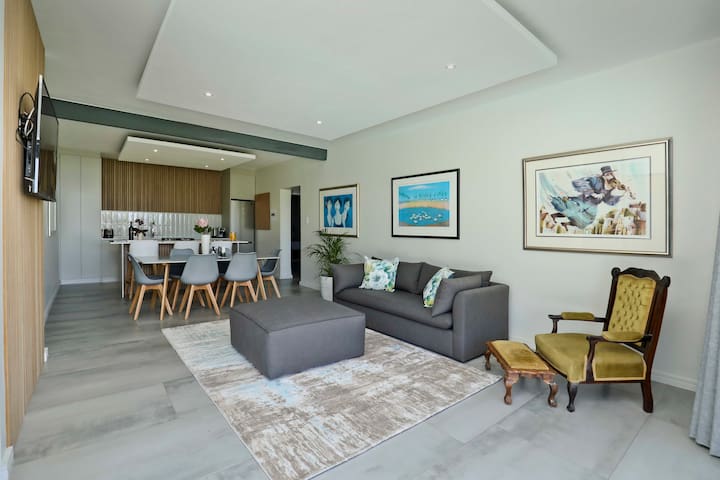 Spacious Camps Bay chic