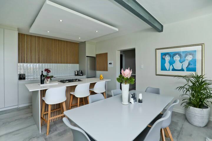 Spacious Camps Bay chic gallery image 5
