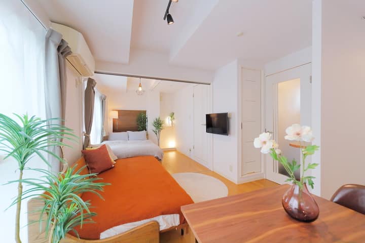 يمكن أن تمتد الأريكة أيضًا وتجعلها مساحة مريحة.
استمتع بالقراءة ويوتيوب ومشاهدة الأفلام.