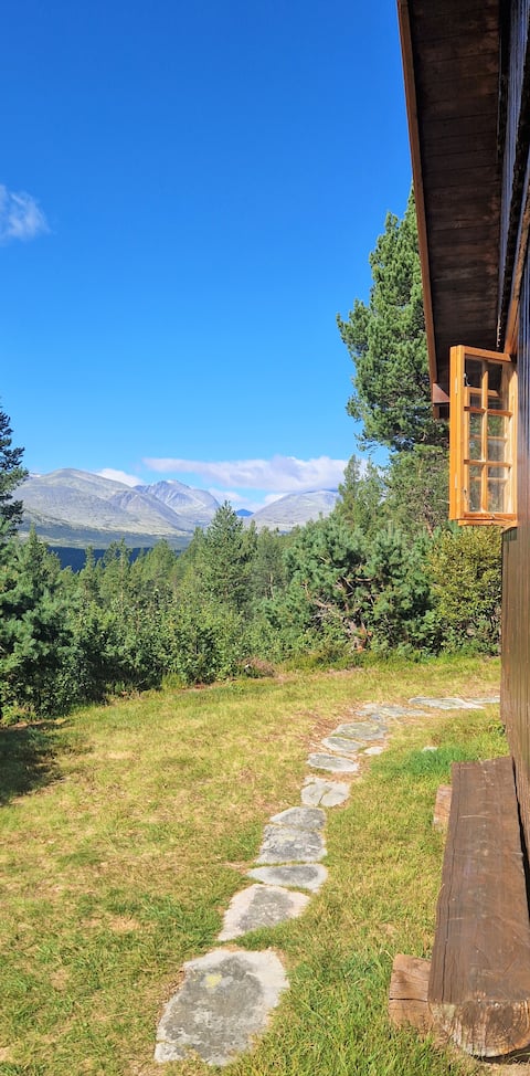 Traditional mountain cabin by Rondane and Lake Atnsjøen