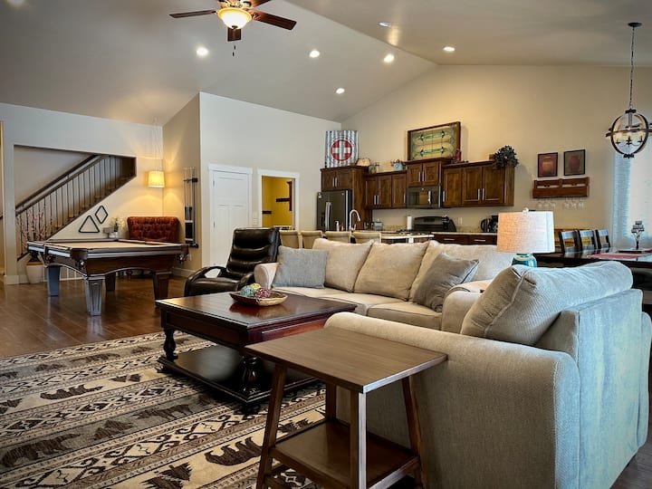 Gorgeous Home, Pool Table, Ideal For Families - Kalispell, MT