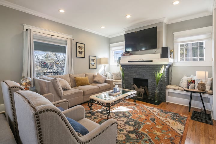 غرفة معيشة في الشقة.