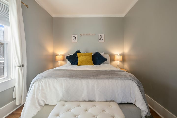 غرفة النوم 3، تقع في شقة بغرفة نوم واحدة. يحتوي على سرير بحجم كوين وخزانة ملابس و W/D في الخزانة الثانية.