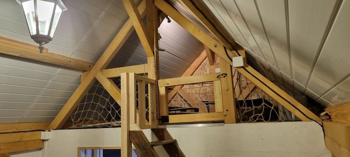 Located above the master bedroom, access by a miller's staircase. Secure space to prevent the risk of falling. 2 65x180 camp beds for children, 1 futon for a teenager, baby umbrella bed. Take your sleeping bags.