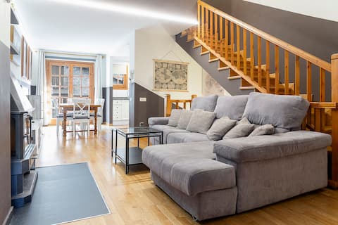 Near Tibetan Bridge – Cozy Triplex with Views