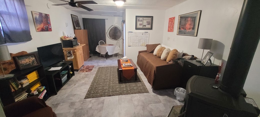 Otok čajne kuhinje vidljiv je pored televizora.