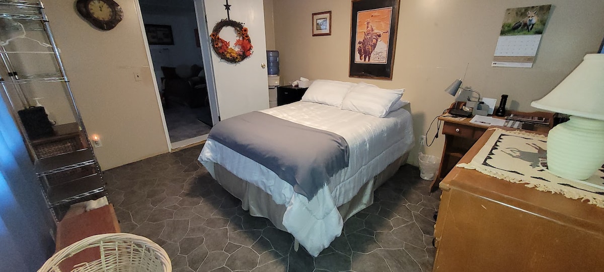 Posteljina se može razlikovati ovisno o godišnjem dobu :) Imajte na umu da je hladnjak za toplu i hladnu vodu iza vrata. Pogled na dnevnu sobu s dnevnim krevetom („kauč na razvlačenje”) kroz vrata. U spavaćoj sobi za goste nalazi se i mali hladnjak koji se vidi pored kreveta.