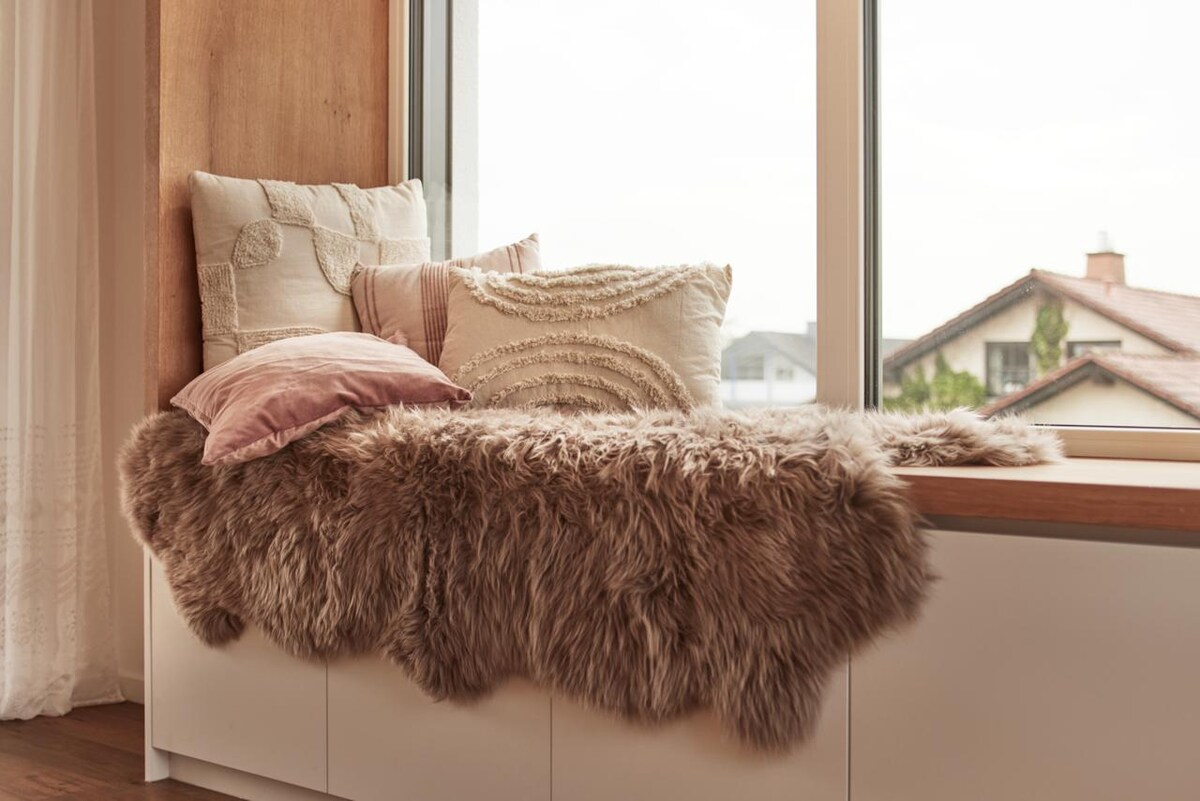 หน้าต่างนั่งเล่นขนาดใหญ่สำหรับอ่านหนังสือผ่อนคลาย...