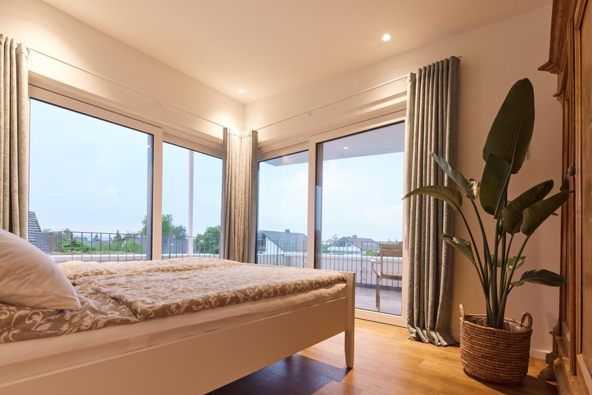 ห้องนอนพร้อมวิวระเบียงที่ไม่มีสะดุด 