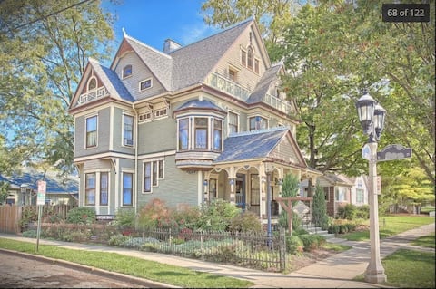 Charming Historic Victorian Home-Central Location