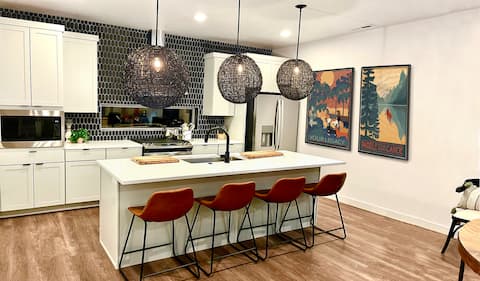 Mountain Luxury | Hot-Tub - 12 min to SnowBasin