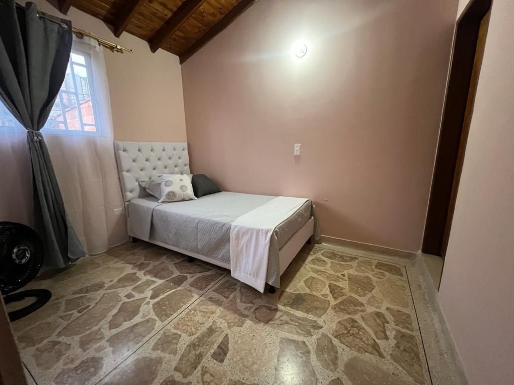 Cómoda Habitación Independiente, cuenta con una cama pequeña con cobija, sabana y toalla; y adicional con ventilador, baño de lujo con bañera y un Gimnacio! 