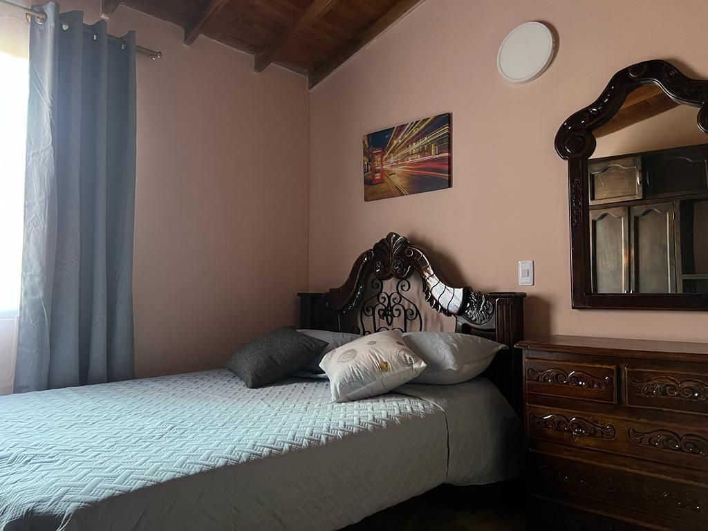 Cómoda Habitación Independiente, cuenta con una cama grande, cobija, sabana, toalla, espejo  tocador, plancha de ropa, un amplio clóset dotado con ganchos y adicional con un baño completo y un pequeño escritorio!!!