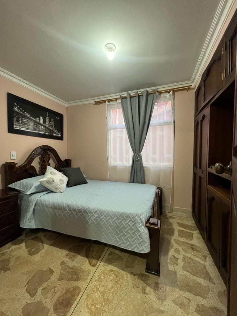 Cómoda Habitación Independiente, cuenta con una cama semi doble, cobija, sabana, toalla, espejo grande, nochero, un amplio clóset dotado con ganchos y adicional con un baño completo