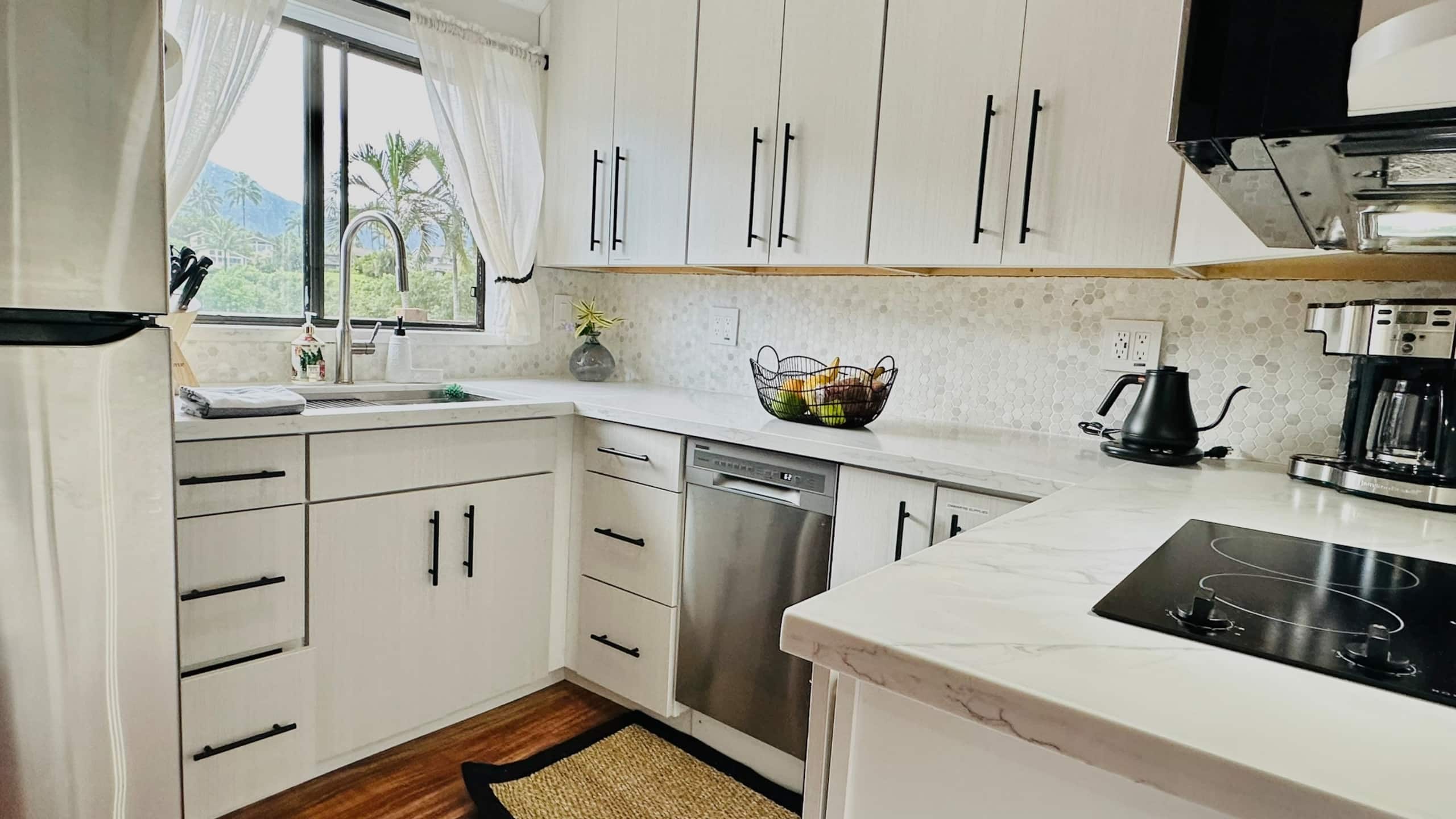 Oceanfront, Modern 2 bed w/ Panoramic Views, AC - Image 8