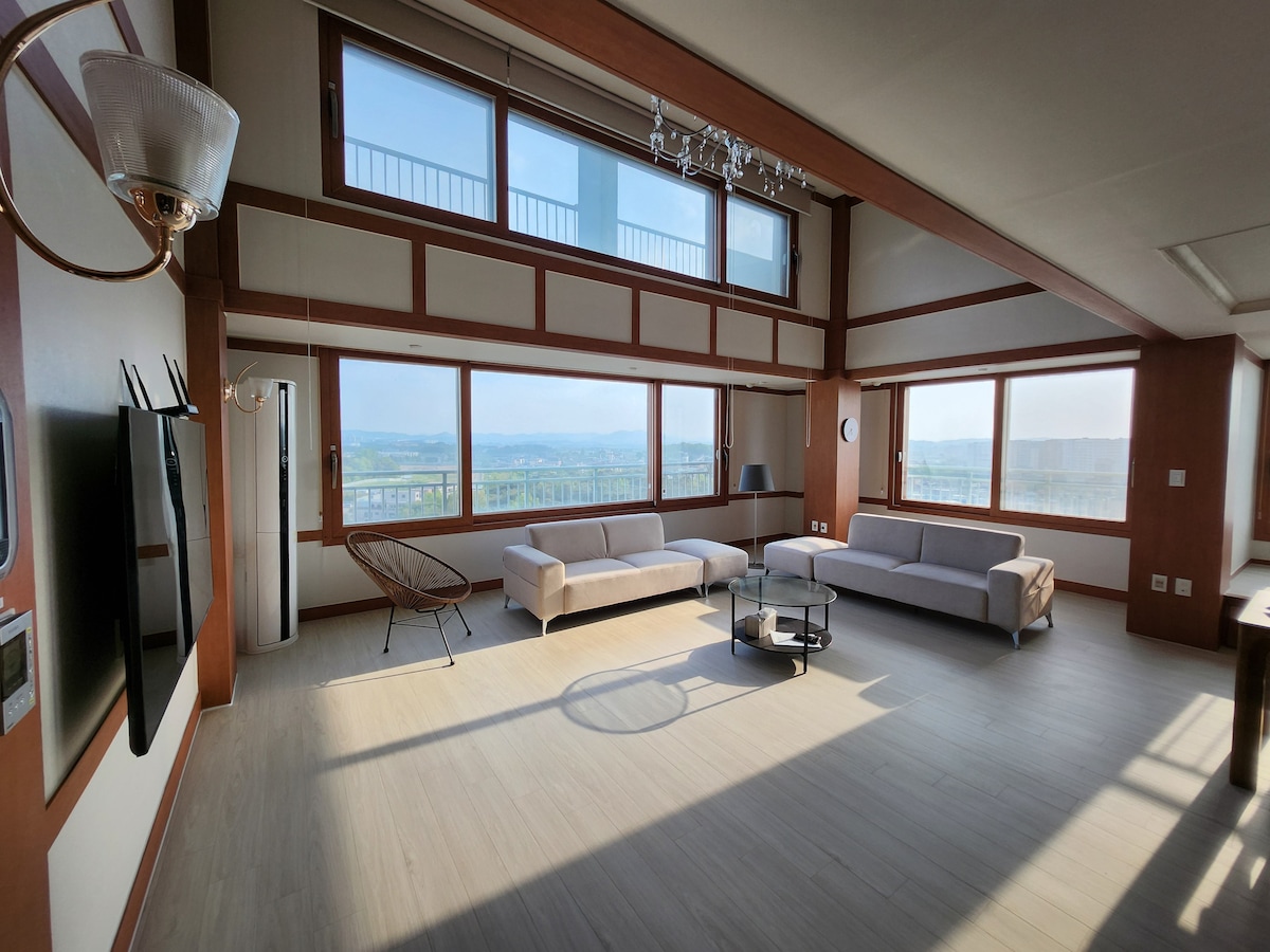 Penthouse, Hanok interior, private rooftop terras Apartments for Rent
