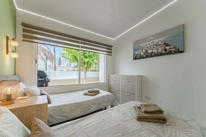 twee eenpersoonsbedden, 90x190 cm, ramen van de slaapkamer open naar je eigen tuin