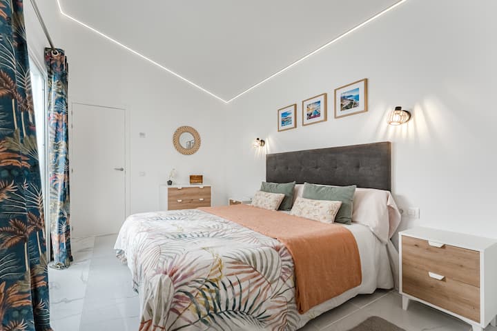 tweepersoonsbed van 150x200 cm, slaapkamer voorzien van een eigen badkamer