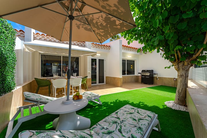 Pool And Grill. Sunny House Island Village. - Adeje
