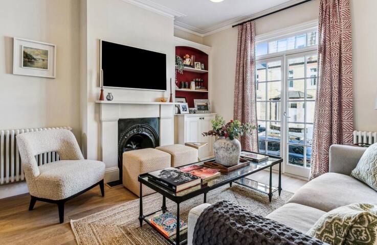 Newly Renovated Luxury Town House inc. Parking gallery image 3