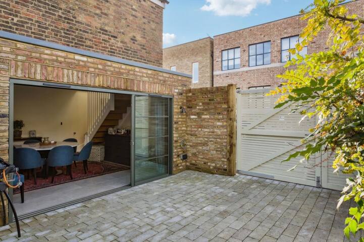 Newly Renovated Luxury Town House inc. Parking gallery image 4