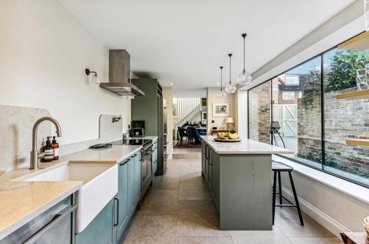 Newly Renovated Luxury Town House inc. Parking