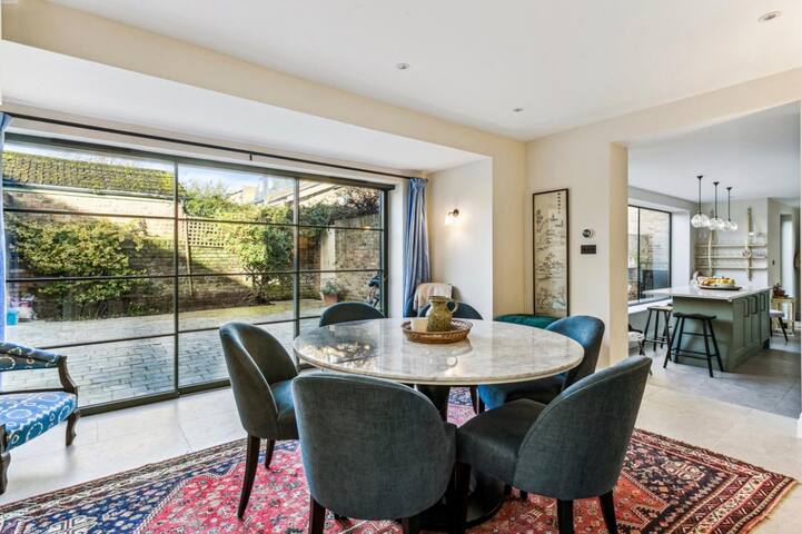 Newly Renovated Luxury Town House inc. Parking gallery image 2