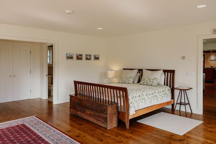 Primary bedroom on 1st floor with king bed -- peaceful morning views as soon as you open your eyes! 

Includes jacuzzi tub, private porch, large closet, en-suite bathroom, small desk, and incredible views from the privacy of the back of the house!