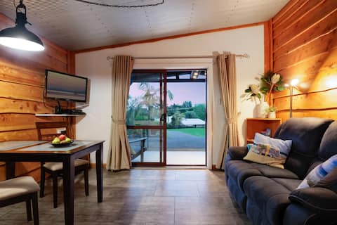 Top performing Airbnb: Swiss-Kiwi Retreat: Cozy B&B with Hot Tub in Western Bay Of Plenty District