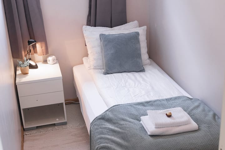 კომფორტული ერთადგილიანი საწოლი ახალი თეთრეულითა და მაღალი ხარისხის მატრასის გადასაფარებლით, რომ მშვიდად დაიძინოთ.