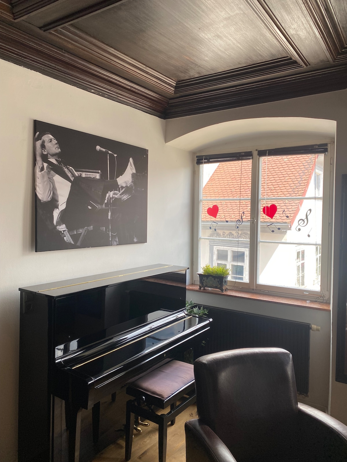 El piano está cerrado. Si me lo pides, te dejaré la llave para que disfrutes de horas de música durante tus vacaciones.