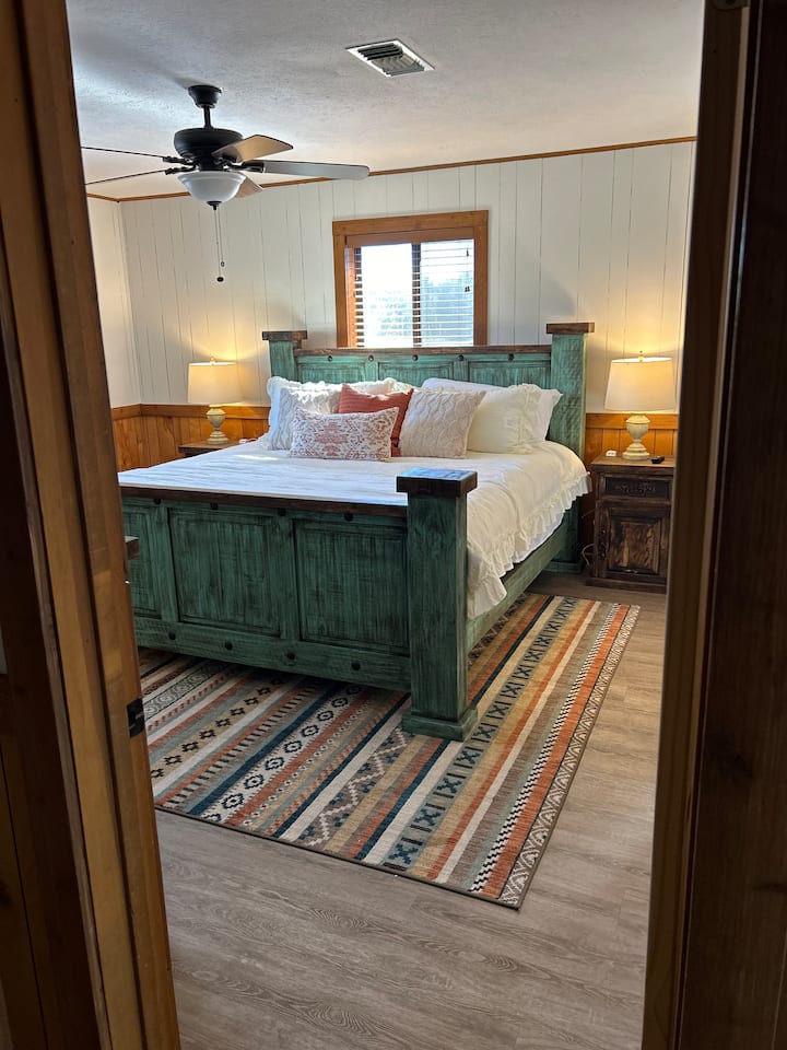  מיטת קינג סייז נוחה עם ארבע מיטות פוסט. 