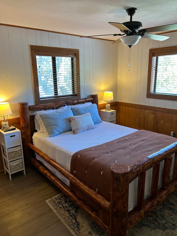 מיטת קווין סייז נוחה, הפונה גם לטלוויזיה בגודל 55אינץ 'על הקיר לנוחיותכם בסטרימינג. 