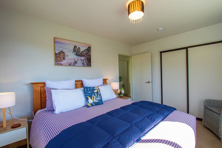 Primer dormitorio , incluye armario , bloquea las persianas/cortinas , recibe el sol de la mañana.