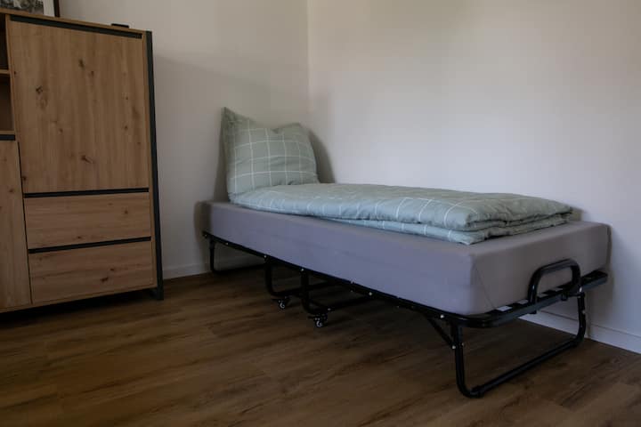 Krevat i rehatshëm me palosje, të cilin jemi të lumtur ta ofrojmë për ty nëse është e nevojshme.