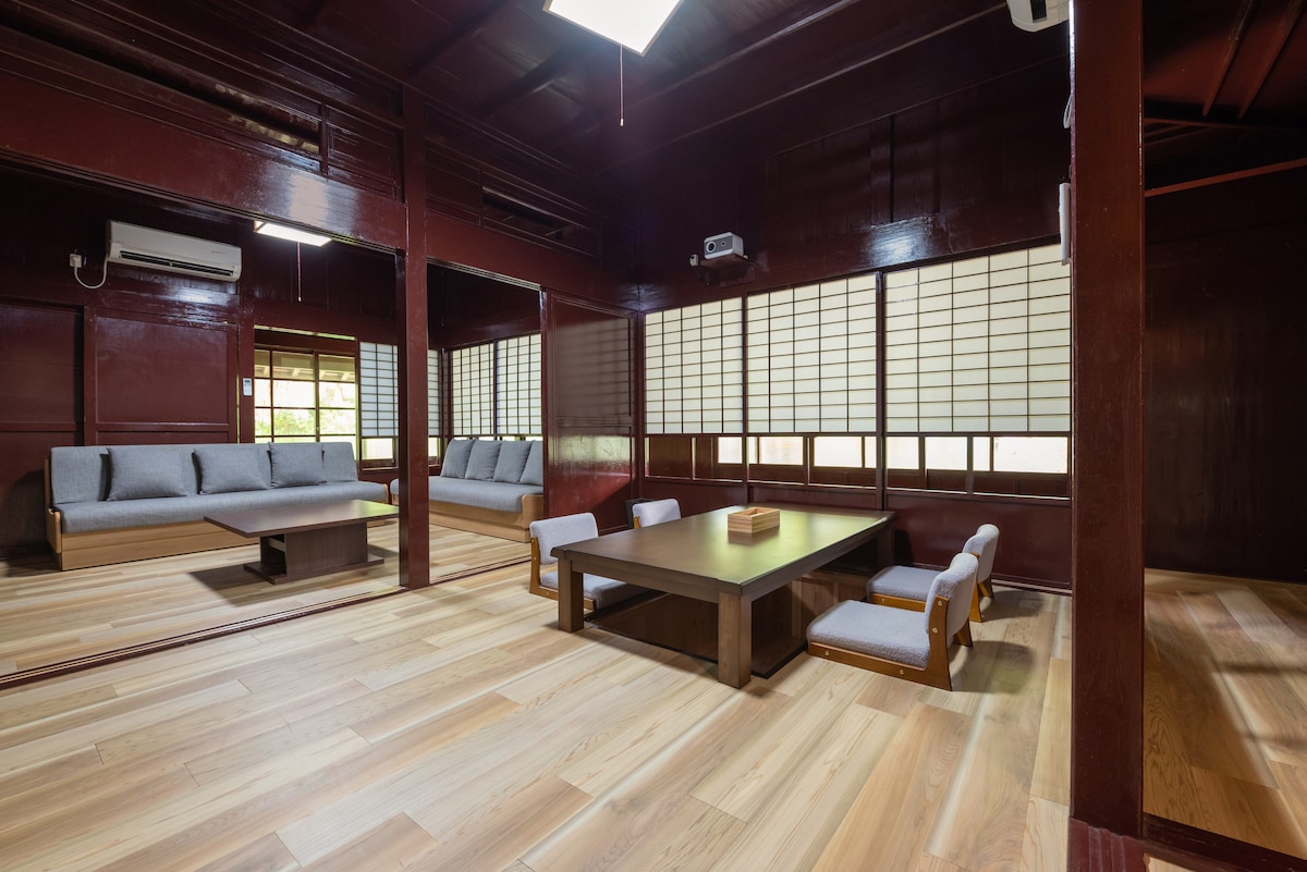 The two in the back will be a sofa bed. It is also convenient when there are many guests.