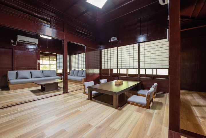 The two in the back will be a sofa bed. It is also convenient when there are many guests.