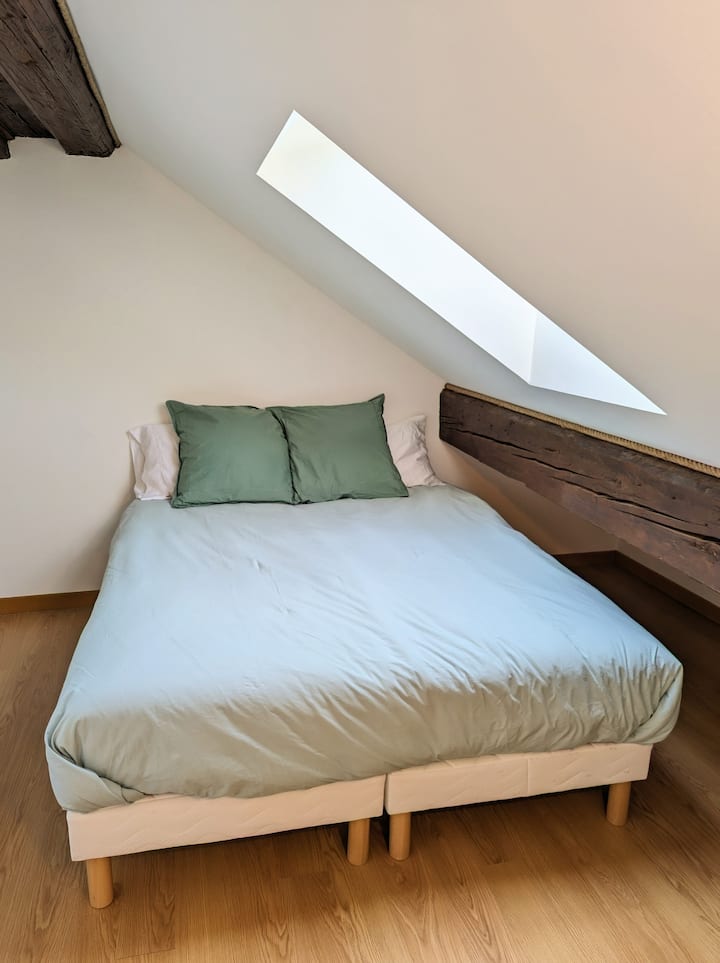 Druhá spálňa na poschodí.
Dve postele s rozmermi 80 x 200 cm a vrchným matracom. Možnosť ich oddeliť.
Úplne nová posteľná bielizeň hotelovej kvality. 