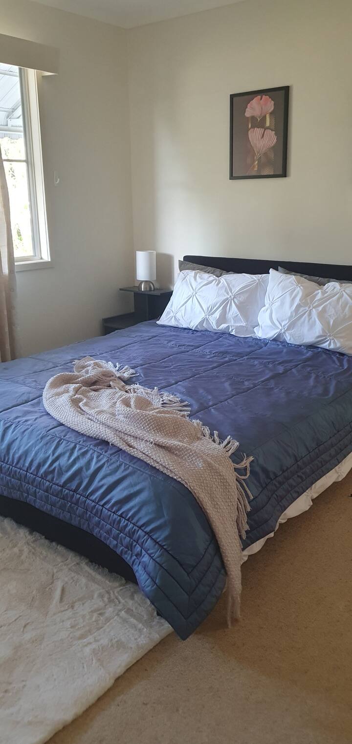 Main bedroom, built in robes, air-conditioning, ceiling fan, bedside tables with lamps. 