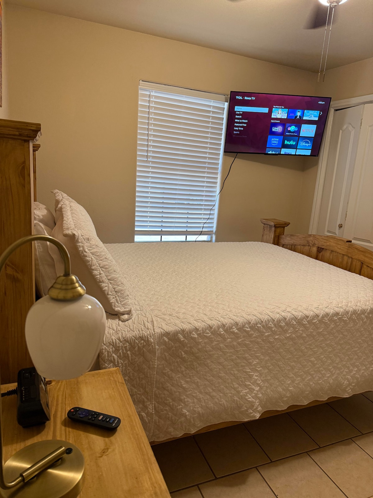 El segundo dormitorio cuenta con una cama tamaño queen con TV.