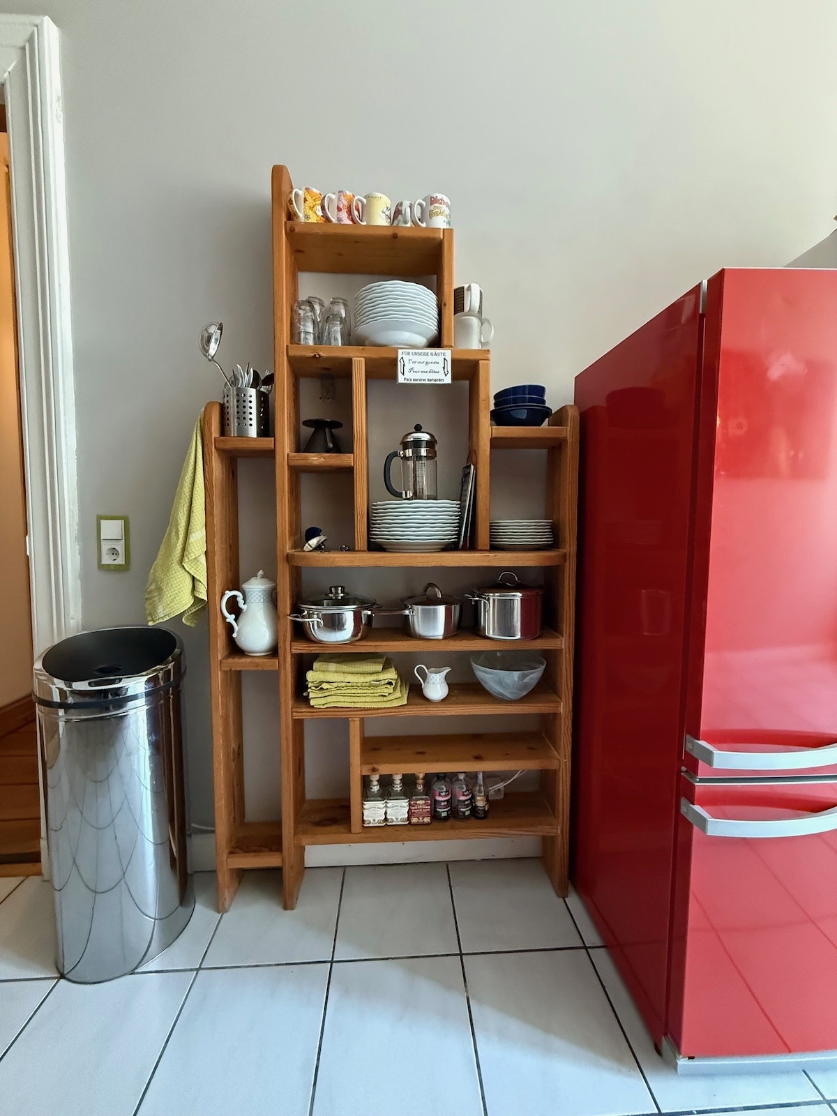 Кухнята може да се използва в ограничена степен (само като кухня за кафе/чай и споделена с други гости, както и с двойката наемодатели). На разположение са хладилник, съдомиялна машина, кафемашина Nespresso, чайник и обикновени съдове за готвене.