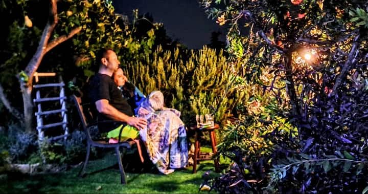 Huéspedes románticos viendo la hermosa puesta de sol desde el jardín