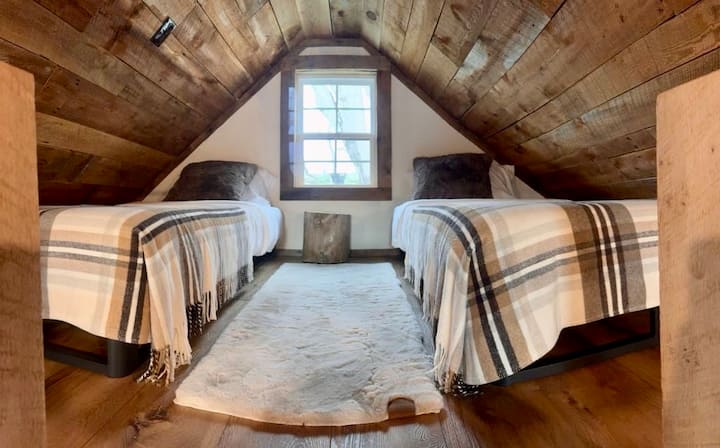 Loft s dva bračna kreveta.