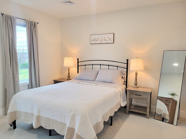 Esta encantadora habitación tiene una cama tamaño queen, mesitas de noche, luces de techo regulables y lámparas. Un armario, un armario, un zapatero y ganchos proporcionan mucho espacio para guardar la ropa. ¡Las cortinas y cortinas que oscurecen la habitación hacen que esta habitación se complete!