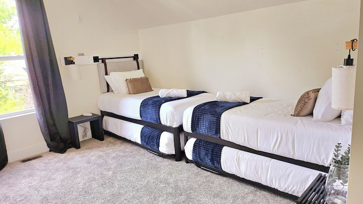 2階には、2台のツインサイズのトランドルベッドがあり、持ち上げると豪華なキングサイズのベッドになります。このお部屋には大型テレビもあり、快適で楽しい滞在をお約束します