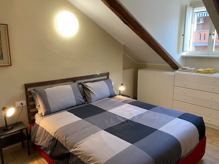 غرفة نوم واسعة ومشرقة، مع نافذة على طريق سالوزو الهادئ. سرير مزدوج مريح وخزانة ملابس ومكيف هواء لفصل الصيف.