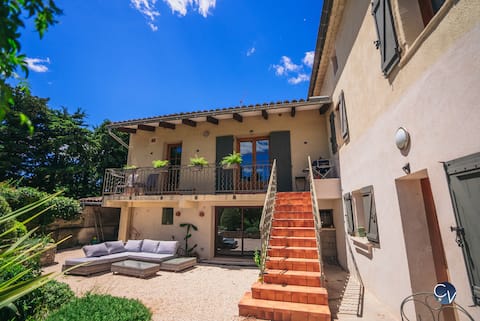 Farmhouse: garden, pool, fiber, parking, 5 min. to center.