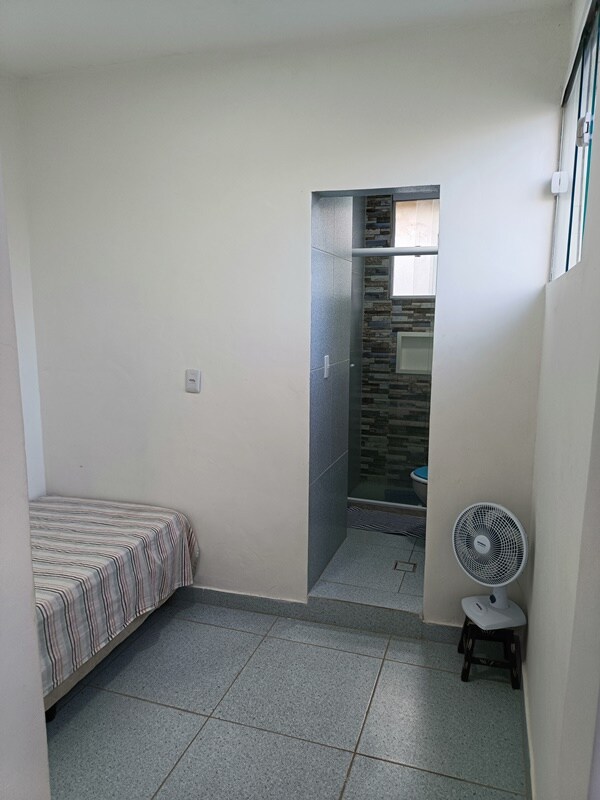 هذه غرفة مغلقة صغيرة.
إنه مترابط في الغرفة 2. لا يوجد باب بين غرفتي النوم. الباب فقط في الحمام.